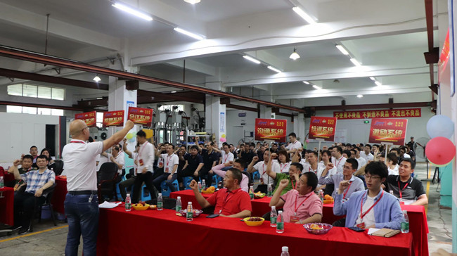 全体同事高喊：团队复制 系统落地 势必达成，把大会带入高潮。